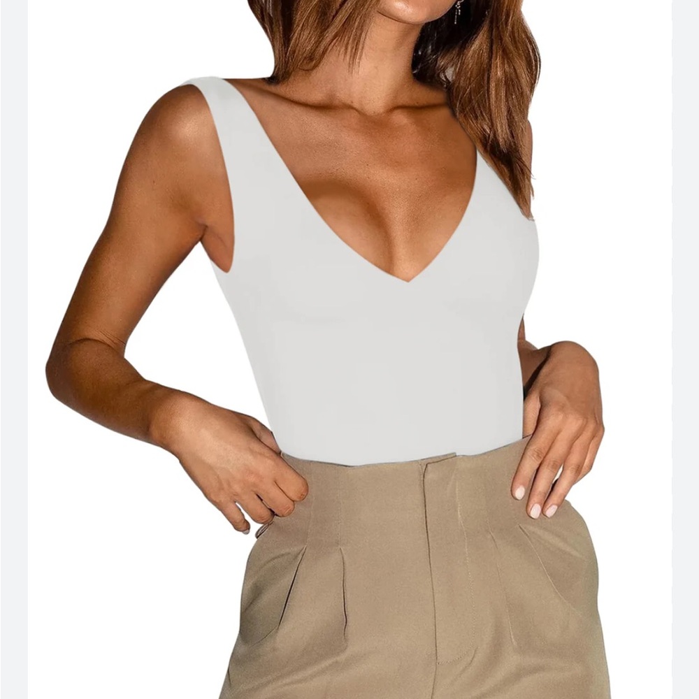 ReoRia White V-Neck crop tank